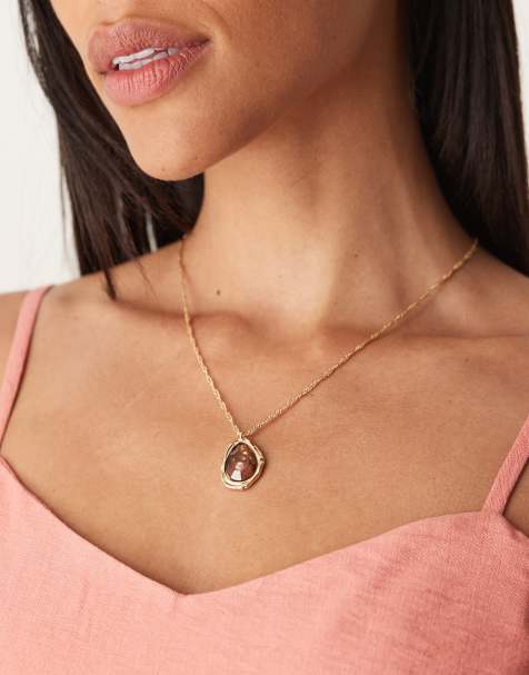 DesignB London - Guldfarvet halskæde med vedhæng med ravfarvet smykkesten - view 1