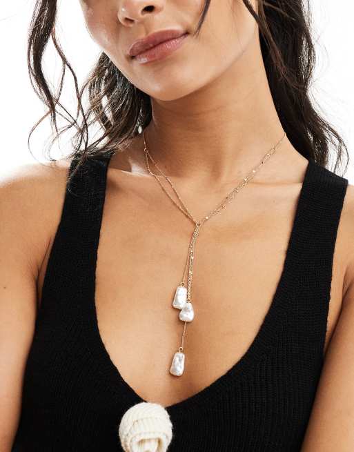 DesignB London – Guldiga halsband med tre pärlhängen 