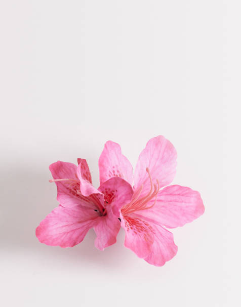 DesignB London - Haarklem met bloem van stof in fuchsia roze - view 1