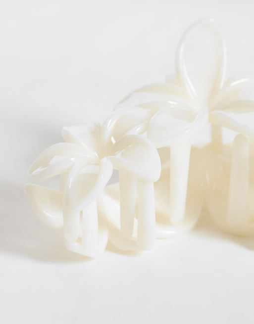 DesignB London - Haarklem met drie bloemen in parelwit, 3 van 3