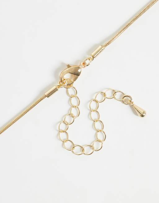 DesignB London halsband med vit hängsmycke i resin och guldfärg, 3 av 4