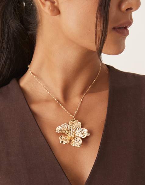 DesignB London – Halskette in Gold mit Blumenanhänger - view 1