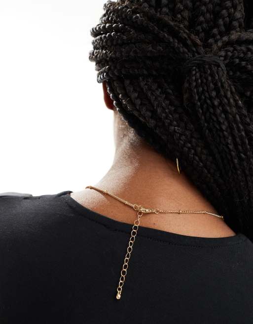 DesignB London – Halskette in Gold mit Kreuzanhänger mit Perlendetail , 3 von 4