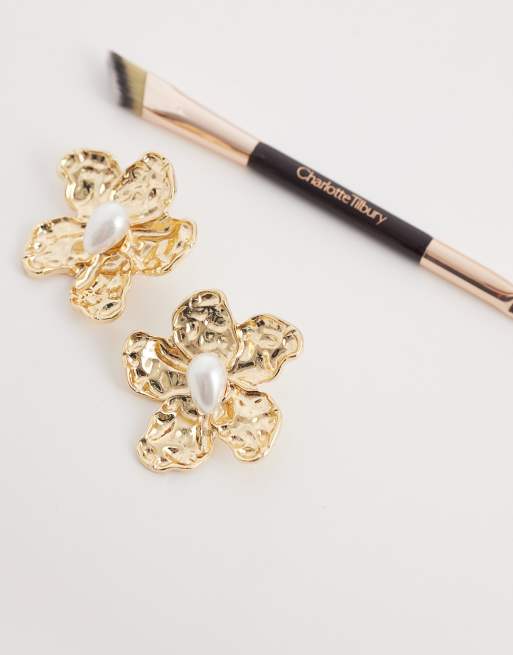 DesignB London hammered pearl flower stud earrings in gold, 2 of 4