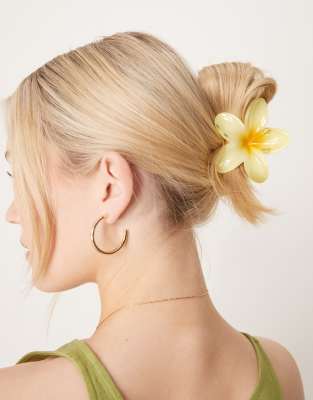 DesignB London DesignB London hawaiian flower hair clip in yellow
