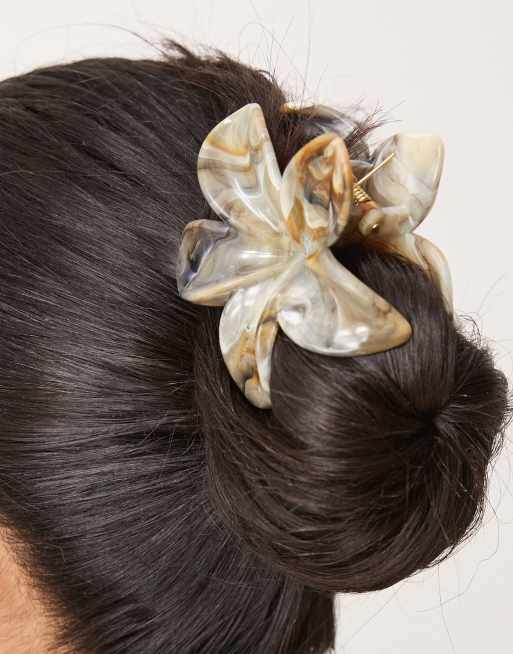 DesignB London hawaiian hair claw in neutral marble, 3 of 3