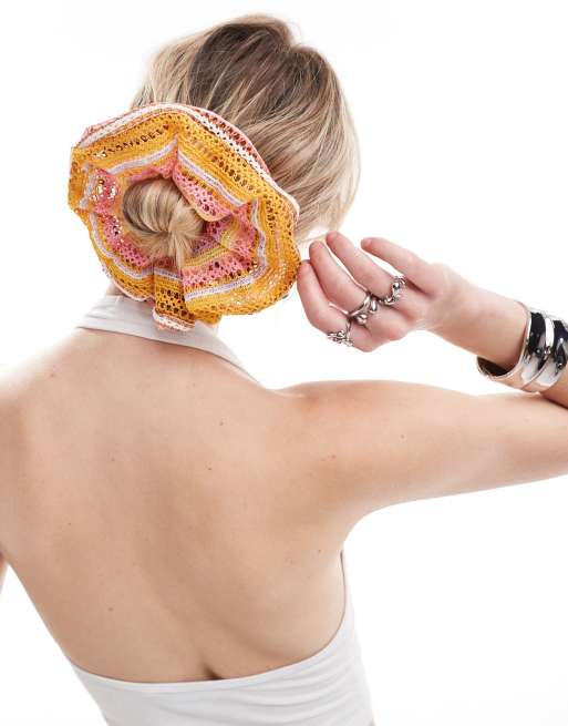 DesignB London - Hæklet hår-scrunchie med striber i orange 