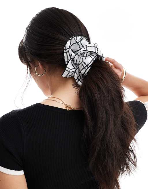 DesignB London - Hvid scrunchie med sorte tern i organza  