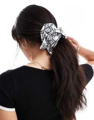 DesignB London - Karierter Scrunchie-Haargummi aus Organza in Schwarz und Weiß