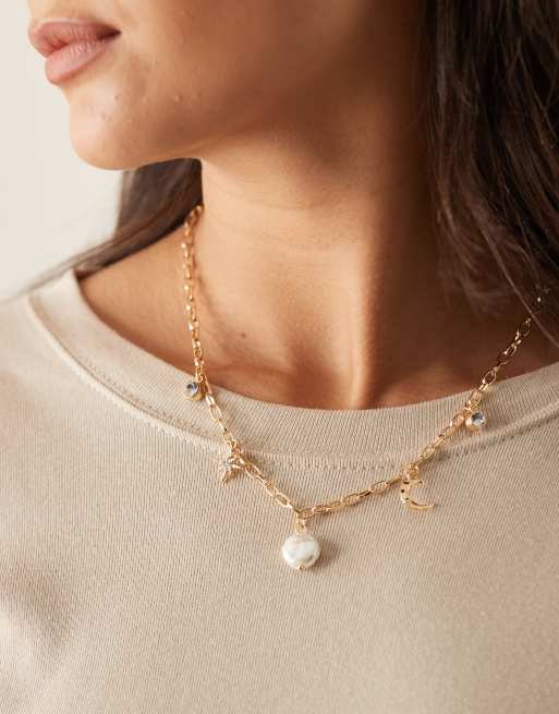 DesignB London - Ketting met parel- en astrologische hangertjes in goudkleur