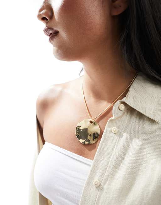 DesignB London - Ketting met platte ronde hanger met gehamerde textuur in goud 