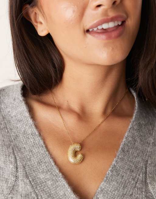 DesignB London - Ketting met versierd bol C-initiaal met versiering in goud