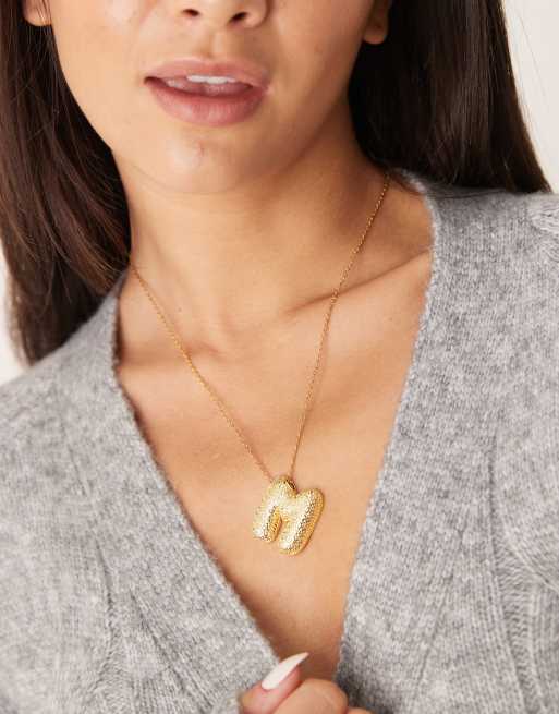 DesignB London - Ketting met versierd bol M-initiaal met versiering in goud