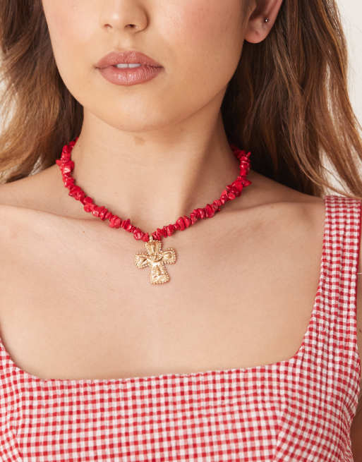 DesignB London - Ketting van natuurlijke stenen met kruishanger in rood en goud