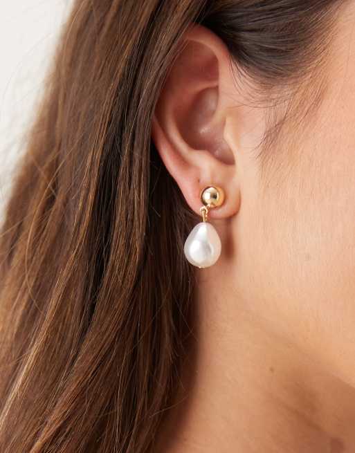DesignB London – Klassische Ohrstecker in Goldoptik mit Perlenanhänger, 3 von 3
