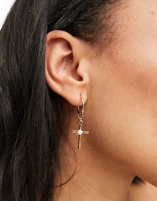 DesignB London - Kleine oorbellen met kruis- en parelhangertje in goud 