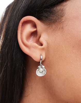 DesignB London - Kleine oorbellen met schelp- en parelhangertje in zilver 