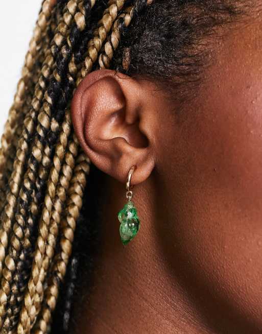 DesignB London - Kleine oorringen met groen schelp-hangertje in goud