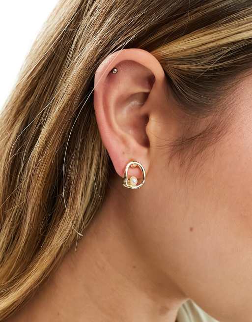 DesignB London - Knopjes met mini-uitsnijding en parelhangertje in goud 
