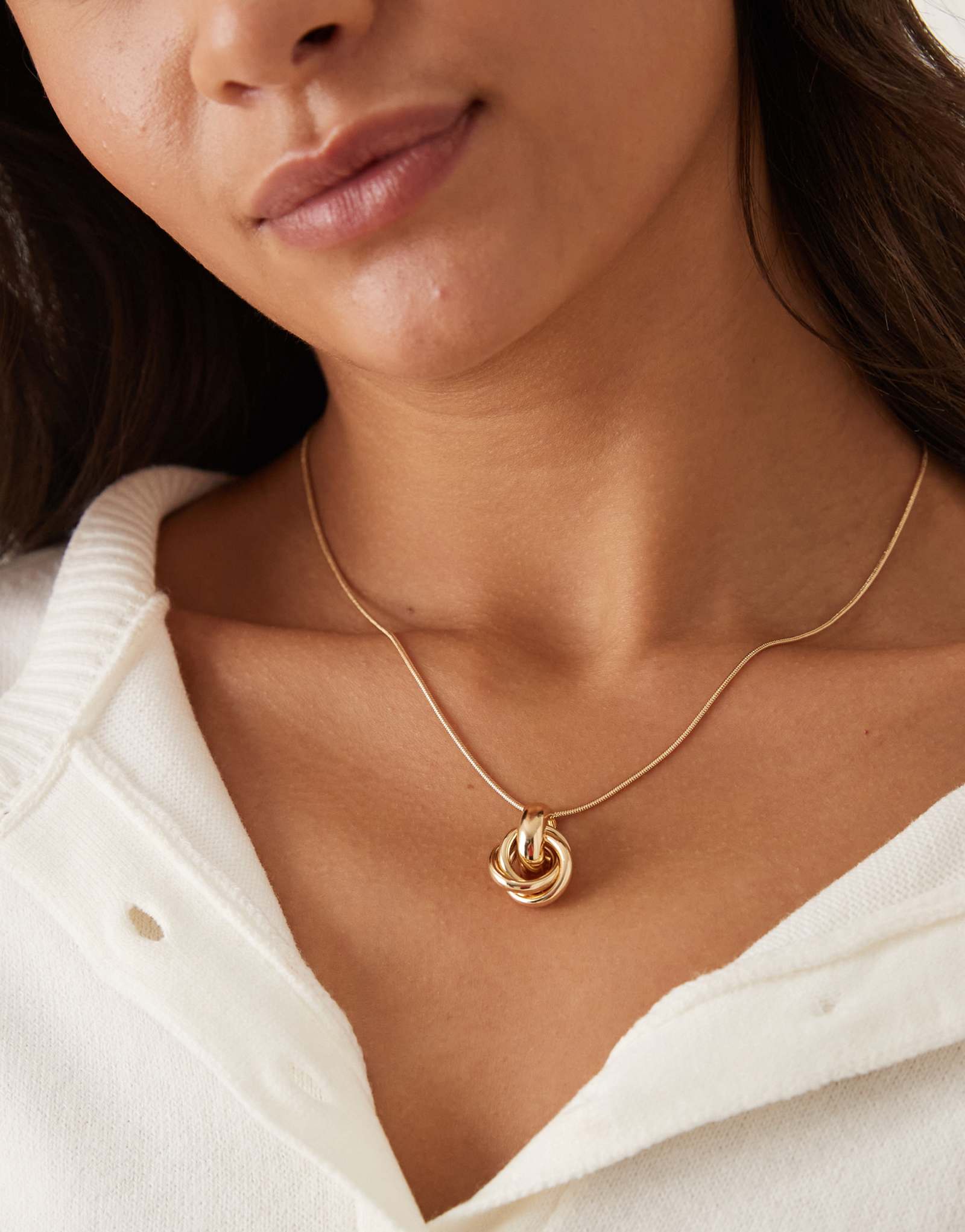 Дизайнерское ожерелье с подвеской в виде лондонского узла золотого оттенка