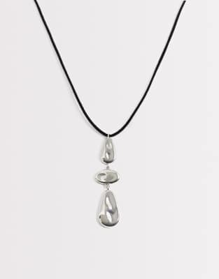 DesignB London - Kordelkette mit silberfarbenem, Anhänger