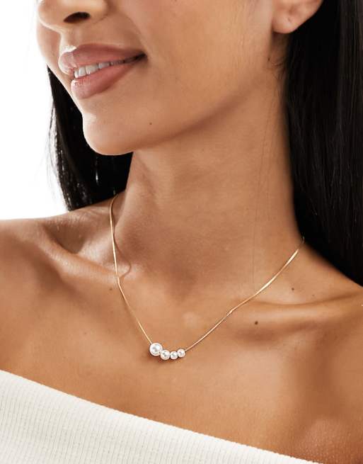 DesignB London - Korte ketting met pareltjes in aflopend formaat in goud