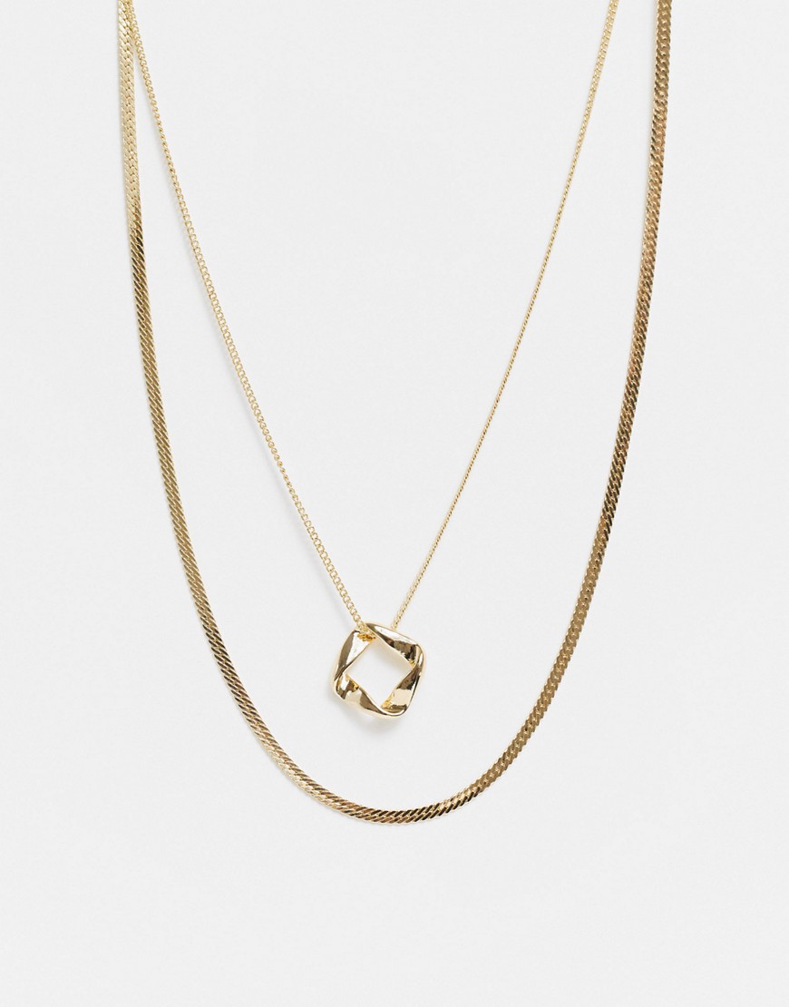 DesignB - London - Lagdelt halskæde med flad kæde og rundt vedhæng i guldfarve