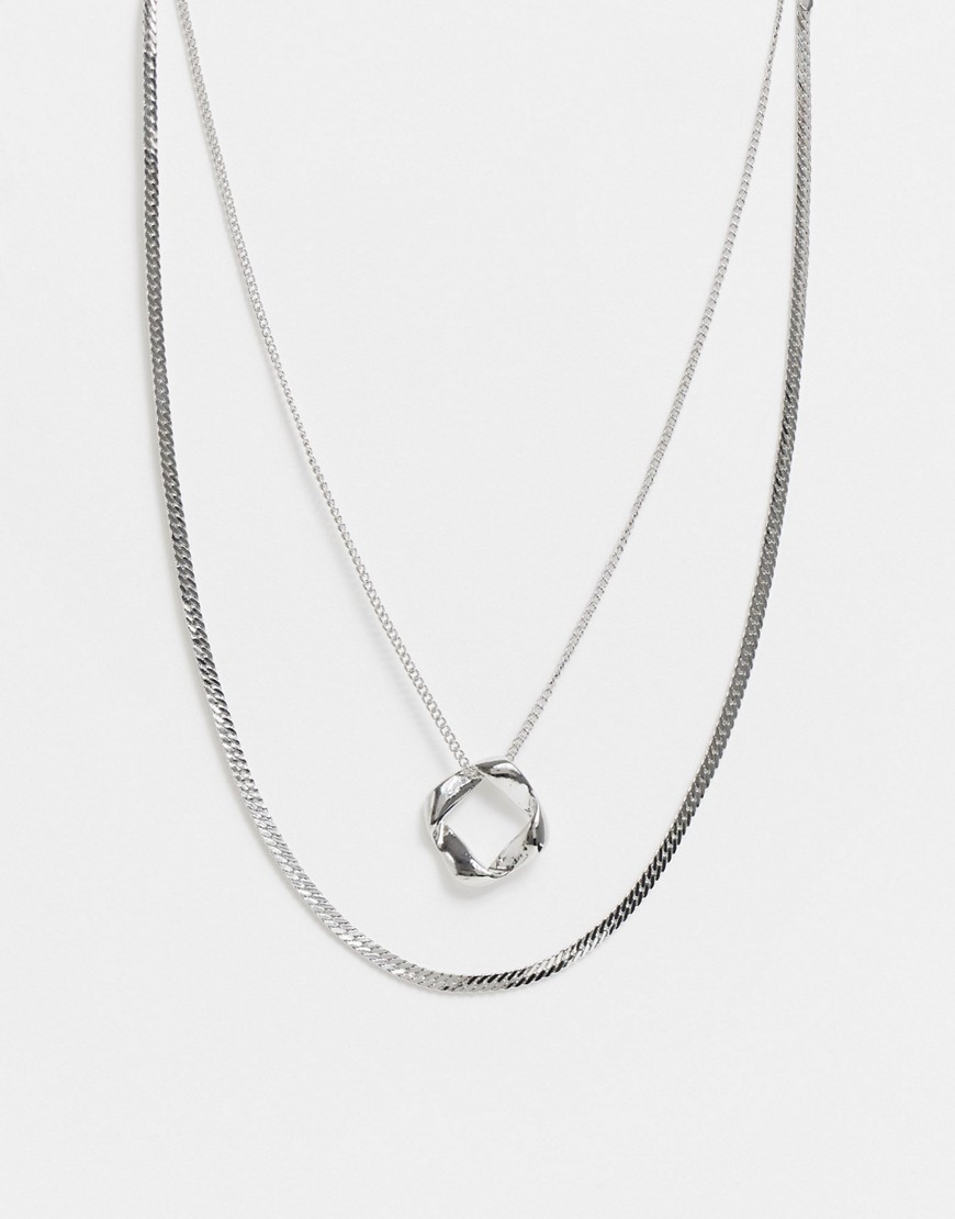 DesignB - London - Lagdelt halskæde med flad kæde og rundt vedhæng i sølvfarve