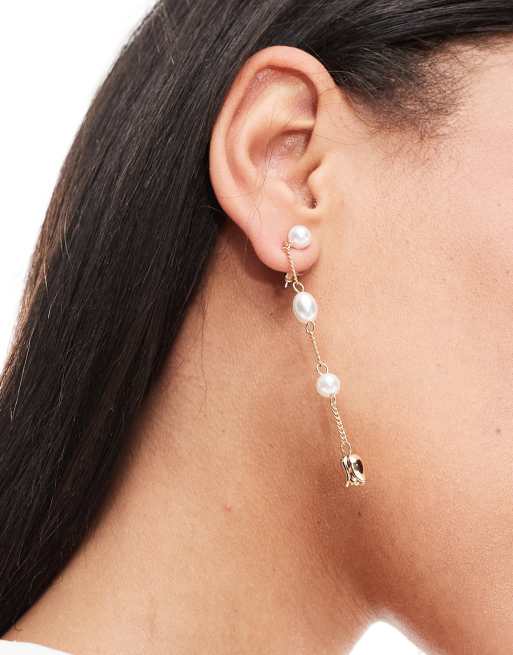 DesignB London – Lange Ohrringe in Goldoptik mit Perlendetails und Blumenanhänger 