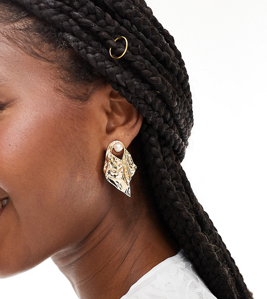 DesignB London leaf stud earrings with pearl in gold