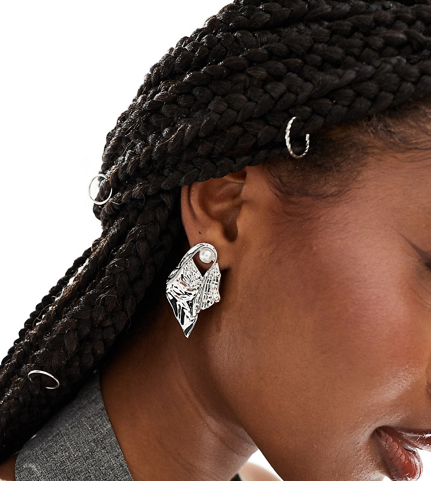DesignB London leaf stud earrings with pearl in silver