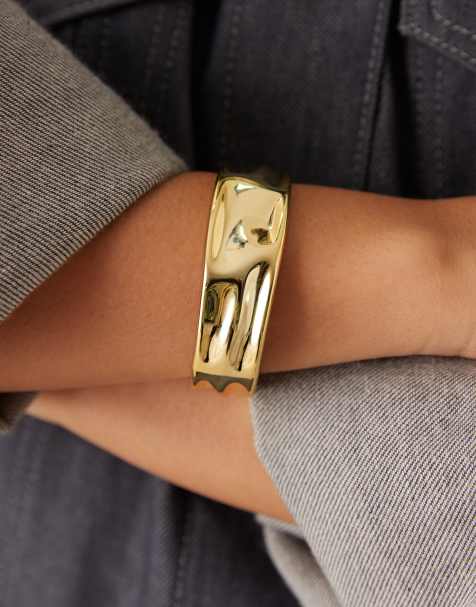 DesignB London – Leichter, goldfarbener Armreif mit geschmolzenem Design - view 1