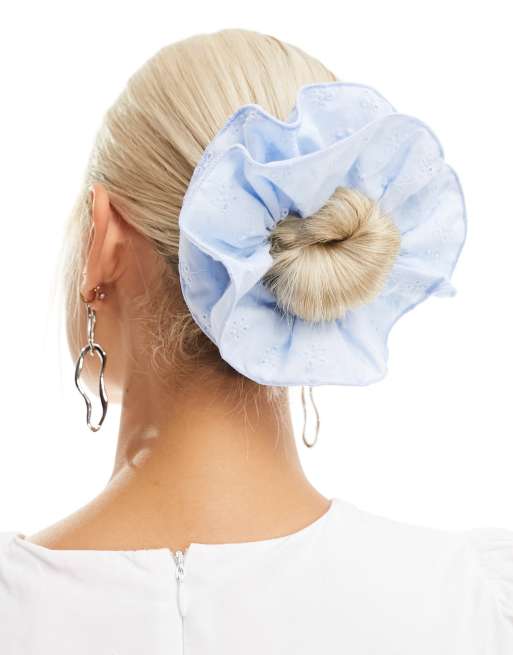 DesignB London – Ljusblå hårsnodd med broderier , 4 av 4