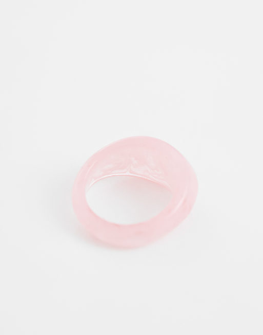 DesignB London - Lyserød ring i resin, 2 af 3