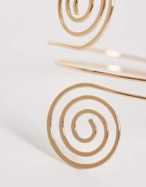 DesignB London – Markanter Armreif in Goldoptik mit Spiraldesign, 2 von 3