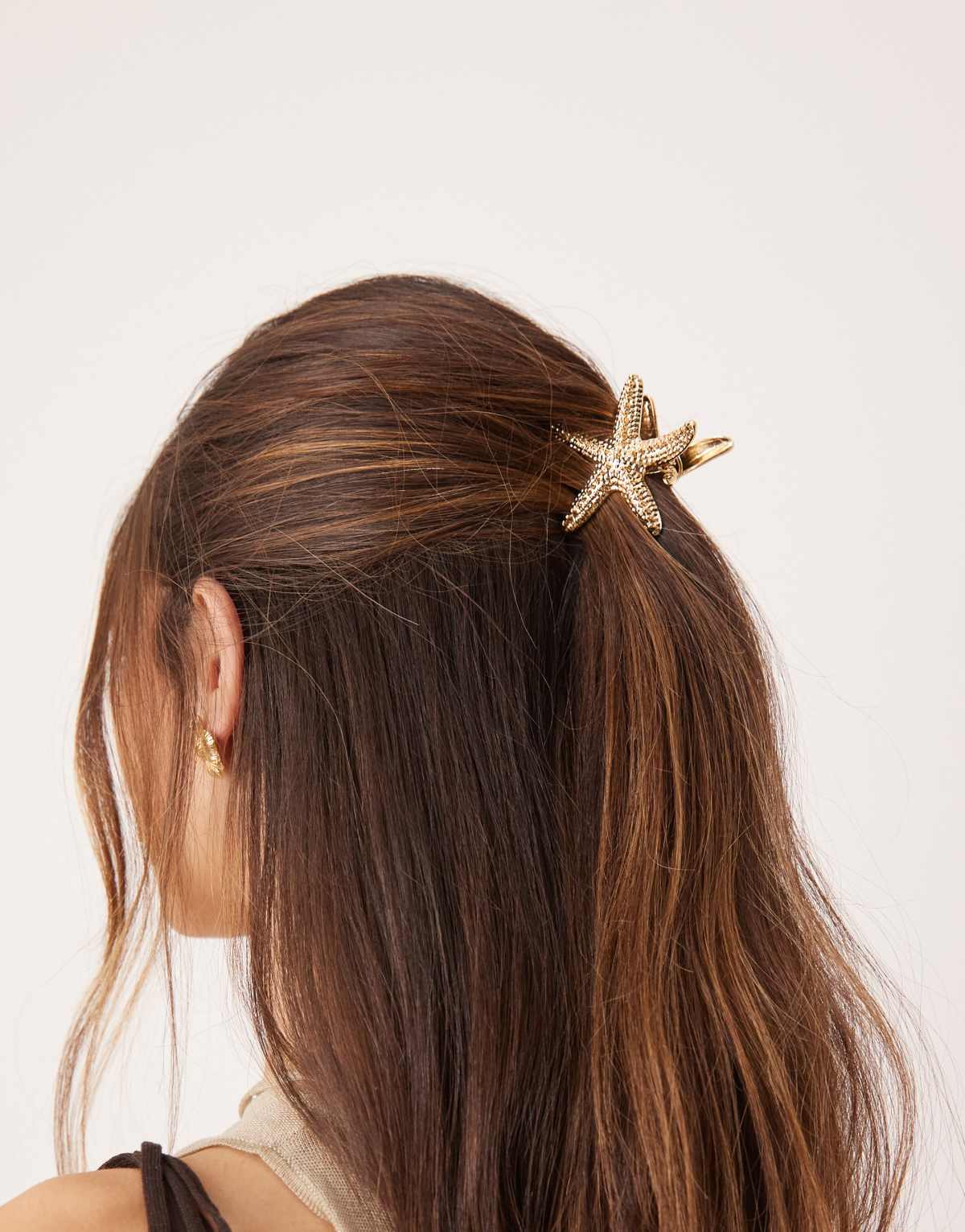 DesignB London metal seashell hair claw in gold