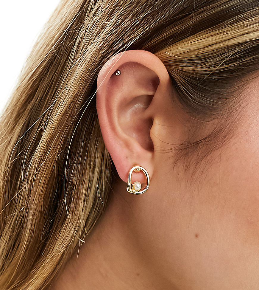 DesignB London mini cutout stud earrings with pearl charm in gold