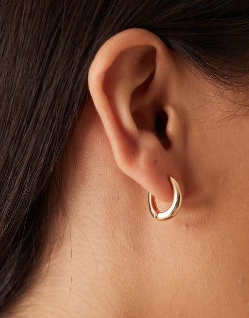 DesignB London mini huggie hoop earrings in gold, 2 of 4