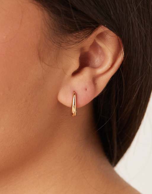 DesignB London mini huggie hoop earrings in gold, 4 of 4