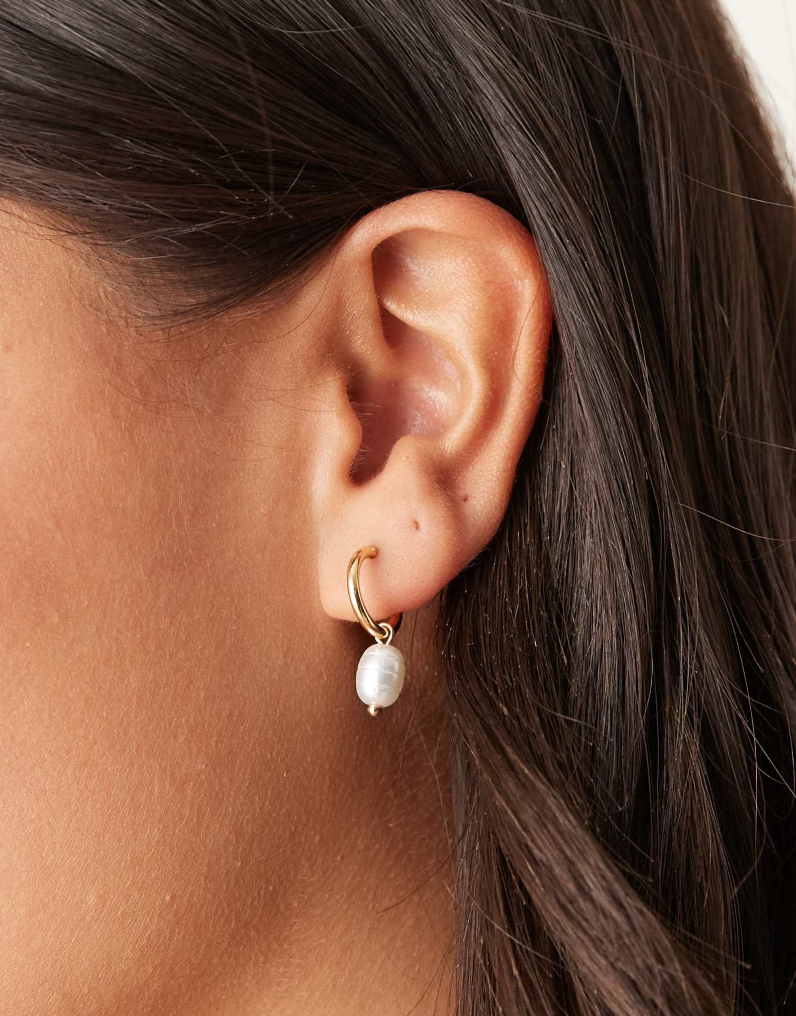 Золотые серьги-кольца DesignB London mini huggie pearl drop