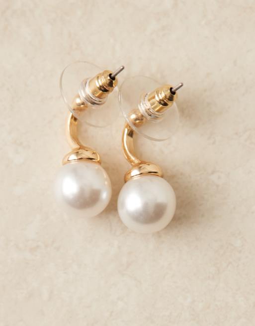DesignB London mini pearl huggie hoop earrings in gold, 2 of 3