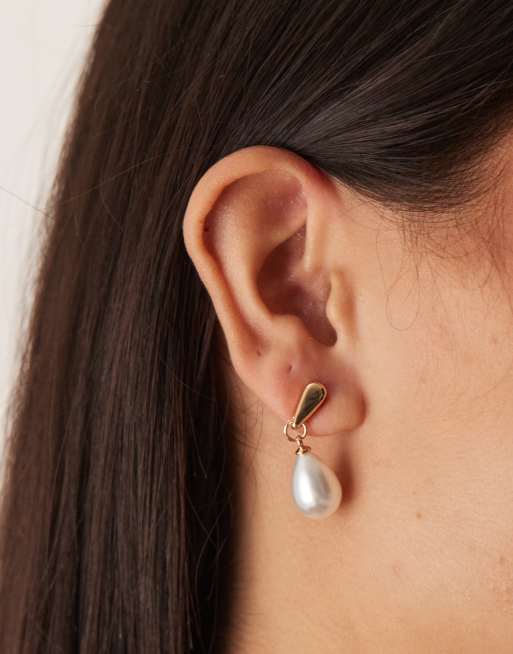 DesignB London – Minimalistische Ohrringe in Gold mit Perlenanhänger, 2 von 4