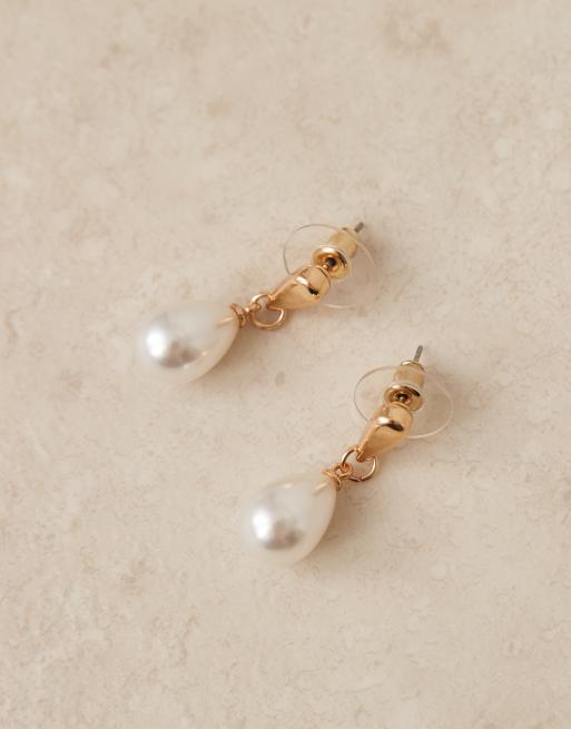 DesignB London – Minimalistische Ohrringe in Gold mit Perlenanhänger, 3 von 4