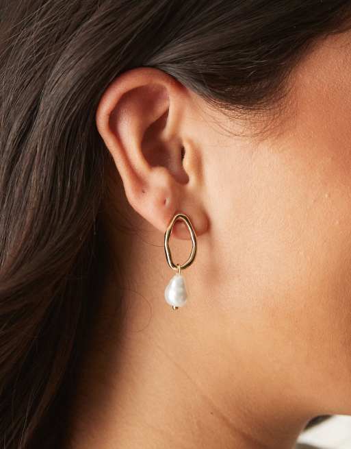 DesignB London molten hoop stud earrings with pearl drop in gold