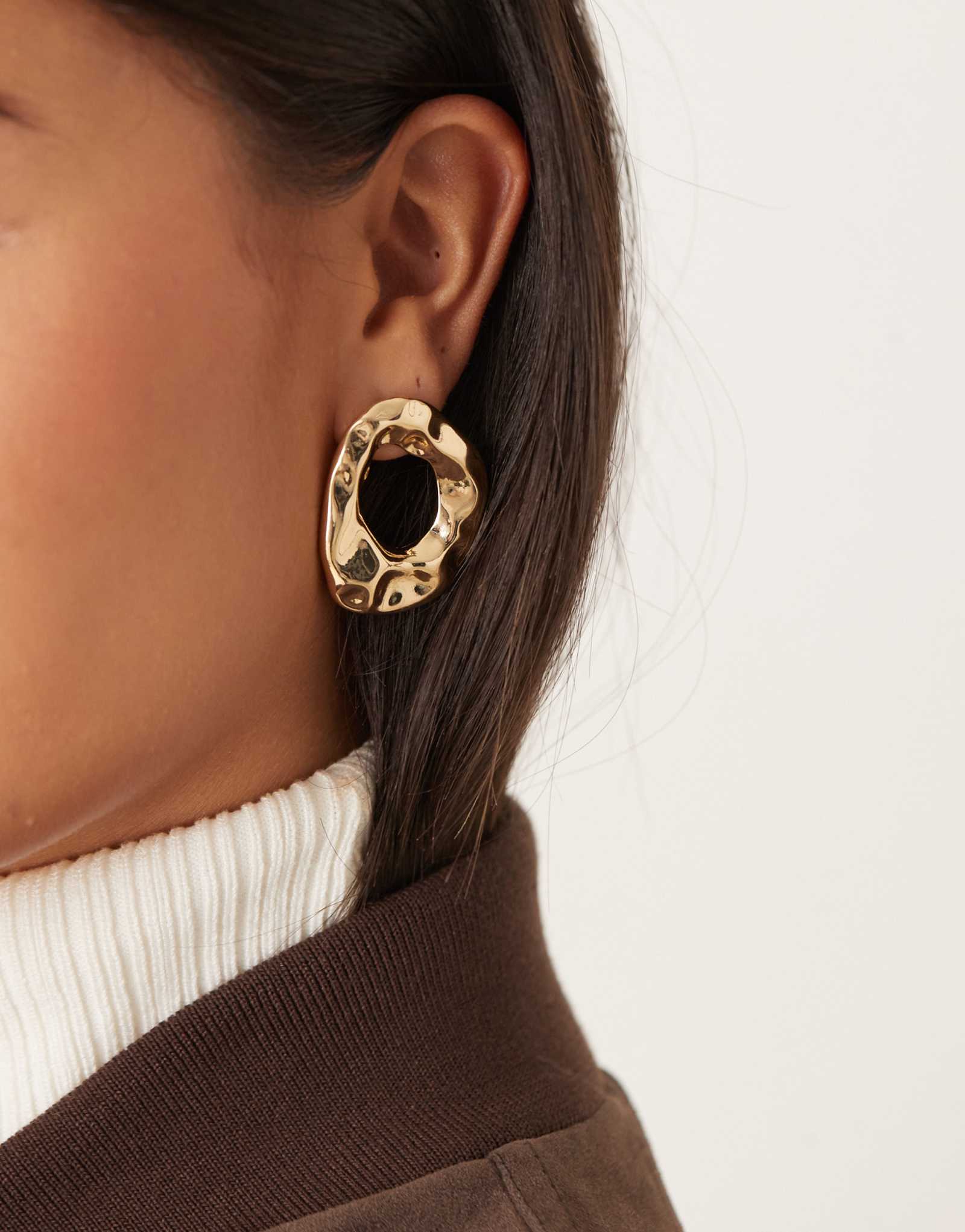 Эффектные серьги-гвоздики DesignB London molten в золотистом цвете