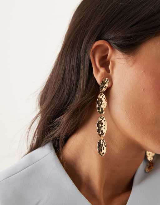 DesignB London – Młotkowane długie kolczyki w kolorze złota