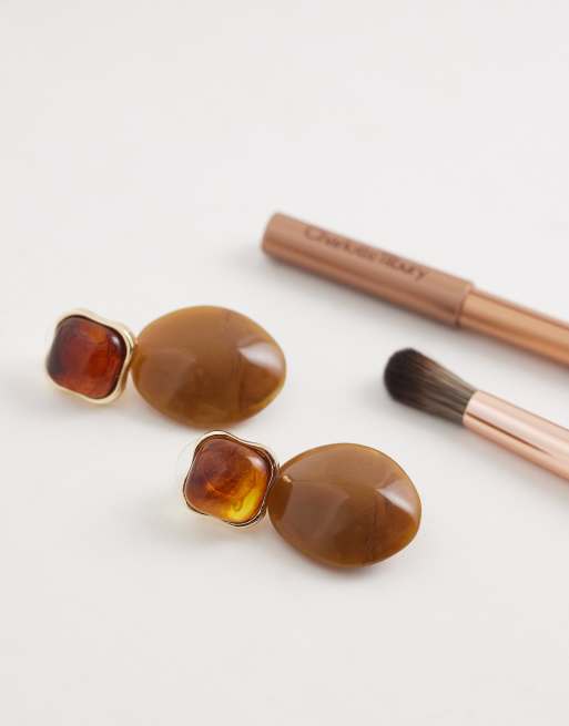 DesignB London - Mørkebrune ørestikker med sten i resin og hængende design, 2 af 4