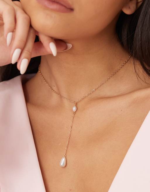 DesignB London – Naszyjnik lariat w złotym kolorze z zawieszką z perełkami