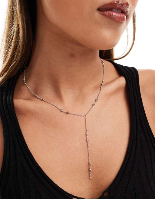 DesignB London – Naszyjnik lariat z łańcuszka z kuleczkami w kolorze srebra 