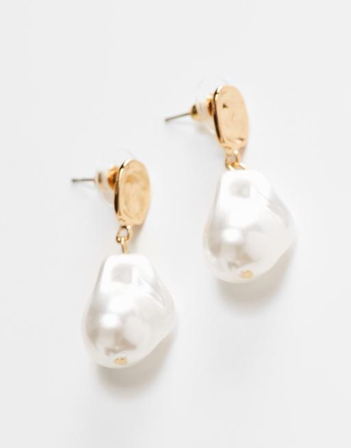 DesignB London – Ohrringe in Goldoptik mit geschmolzenem Design und Perlenanhänger , 2 von 4